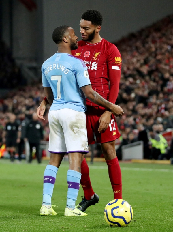 Tấn c&ocirc;ng đồng đội, Sterling bị loại khỏi tuyển Anh