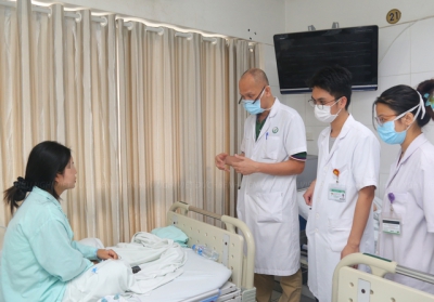 Hai người phụ nữ mù mắt, hoại tử ngực sau tiêm filler