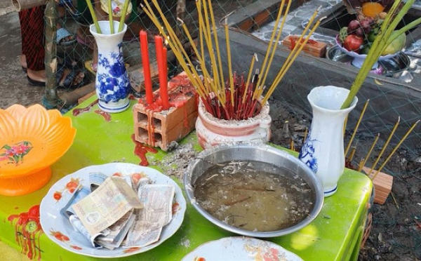 Dẹp bỏ b&agrave;n thờ c&uacute;ng b&aacute;i hoa x&aacute;c thối nhưng nghĩ l&agrave; "hoa thần"