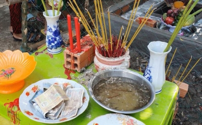 Dẹp bỏ b&agrave;n thờ c&uacute;ng b&aacute;i hoa x&aacute;c thối nhưng nghĩ l&agrave; "hoa thần"