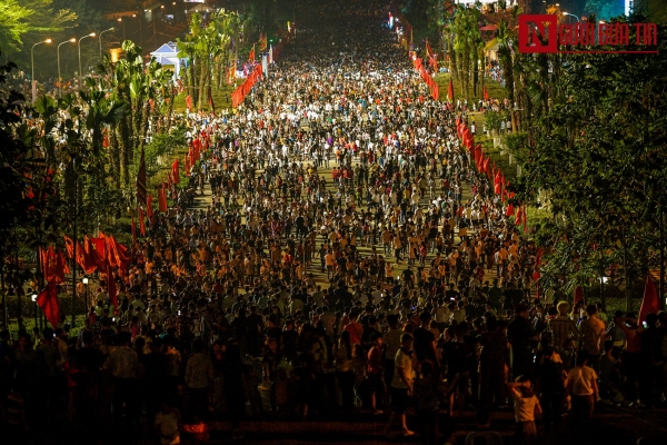 Trắng đ&ecirc;m trẩy hội đền H&ugrave;ng, tranh thủ ngủ dọc đường chờ giờ lễ