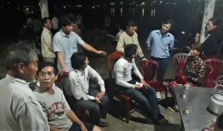 T&agrave;u c&aacute; ch&aacute;y ng&ugrave;n ngụt tr&ecirc;n biển, 12 thuyền vi&ecirc;n tho&aacute;t nạn