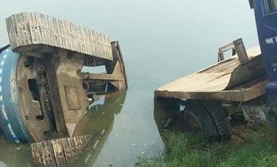 M&aacute;y x&uacute;c tuột khỏi xe tải đ&egrave; chết 2 nữ sinh