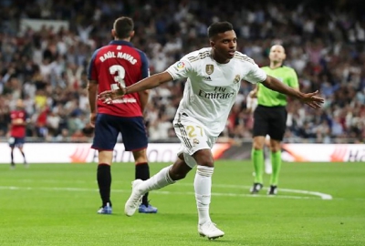 Tho&aacute;t khỏi những c&aacute;i b&oacute;ng vĩ đại