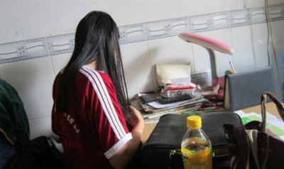 Nữ sinh bị người t&igrave;nh của mẹ x&acirc;m hại: Mặt nạ đẹp