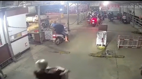 CLIP: Mâu thuẫn với vợ rồi chém dã man nhân viên bến phà ở An Giang