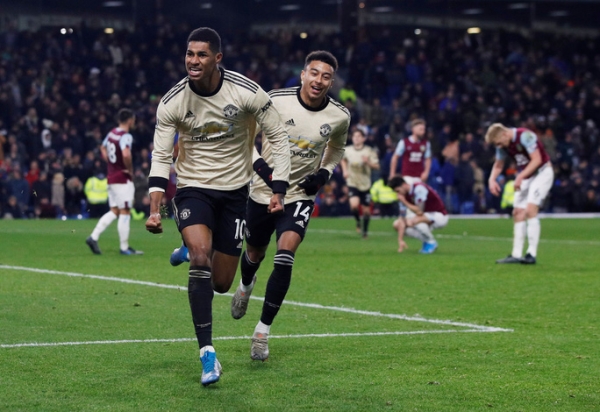 Chủ nh&agrave; Burnley "tặng qu&agrave;", Man United v&agrave;o Top 5