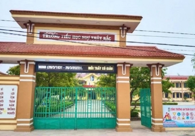 Nguy&ecirc;n nh&acirc;n bất ngờ khiến hiệu trưởng đ&aacute;nh hiệu ph&oacute; tại s&acirc;n trường