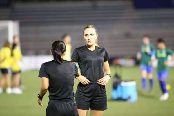 Vẻ đẹp nữ trọng t&agrave;i l&agrave;m việc ở trận chung kết b&oacute;ng đ&aacute; nữ g&acirc;y sốt