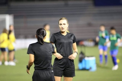 Vẻ đẹp nữ trọng t&agrave;i l&agrave;m việc ở trận chung kết b&oacute;ng đ&aacute; nữ g&acirc;y sốt