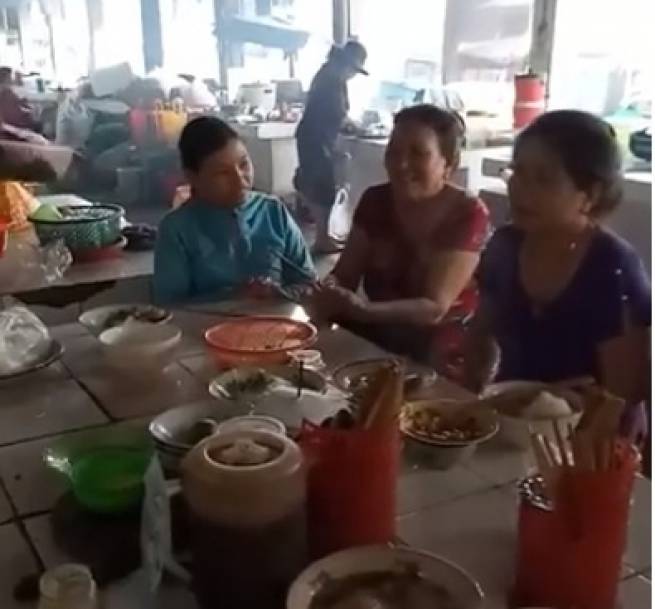 Tiểu thương tổ chức nấu ăn, quay video k&ecirc;u gọi đừng quay lưng với thịt lợn sạch