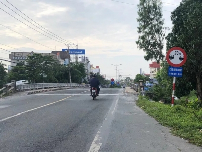 Va chạm với xe máy, 9X ngã ra đường bị xe tải cán tử vong