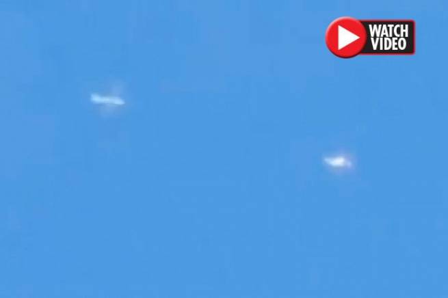 Khoảnh khắc m&aacute;y bay truy đuổi UFO biến mất b&iacute; ẩn