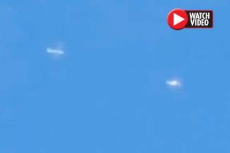 Khoảnh khắc m&aacute;y bay truy đuổi UFO biến mất b&iacute; ẩn