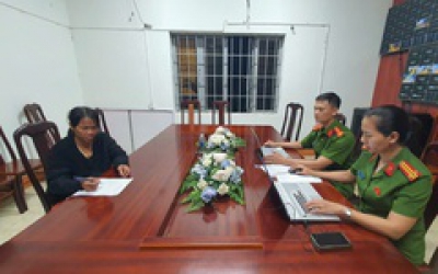 Bắt khẩn cấp người mẹ nghi thả con trai 1 tuổi xuống giếng tử vong