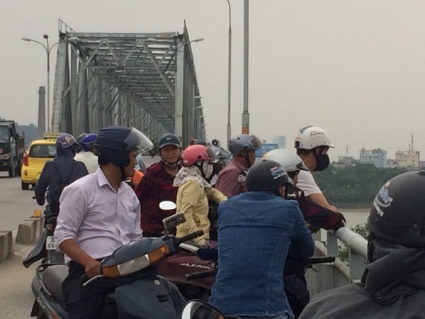 Nhắn tin cho b&ocirc;́ xong, nam thanh ni&ecirc;n nhảy c&acirc;̀u tự tử để lại xe SH b&ecirc;n đường