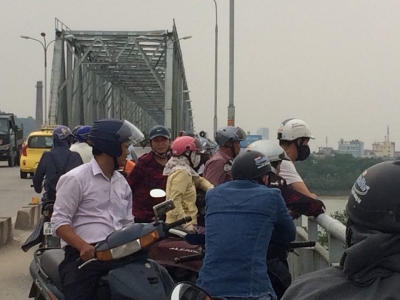 Nhắn tin cho b&ocirc;́ xong, nam thanh ni&ecirc;n nhảy c&acirc;̀u tự tử để lại xe SH b&ecirc;n đường