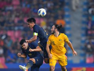 Thua ngược U23 &Uacute;c 1-2, U23 Th&aacute;i Lan trở lại mặt đất
