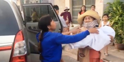 Đau đớn đ&oacute;n thi thể con chết bất thường tại nh&agrave; trẻ tư nh&acirc;n