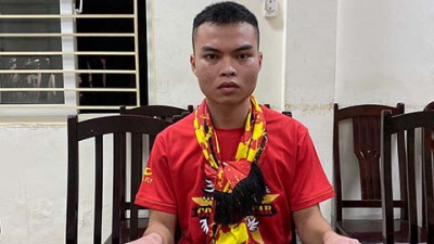 Tạm giữ CĐV mang ph&aacute;o s&aacute;ng đến trận gặp UAE, VFF n&oacute;i g&igrave;?