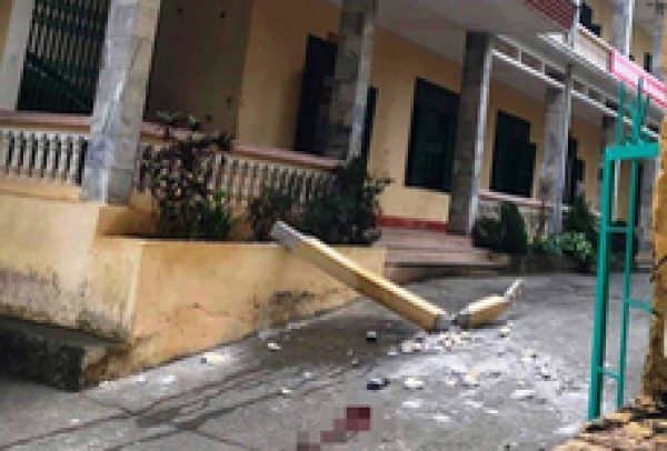 Cột b&ecirc; t&ocirc;ng bất ngờ rơi từ tầng 2 xuống s&acirc;n trường, 2 học sinh nhập viện cấp cứu
