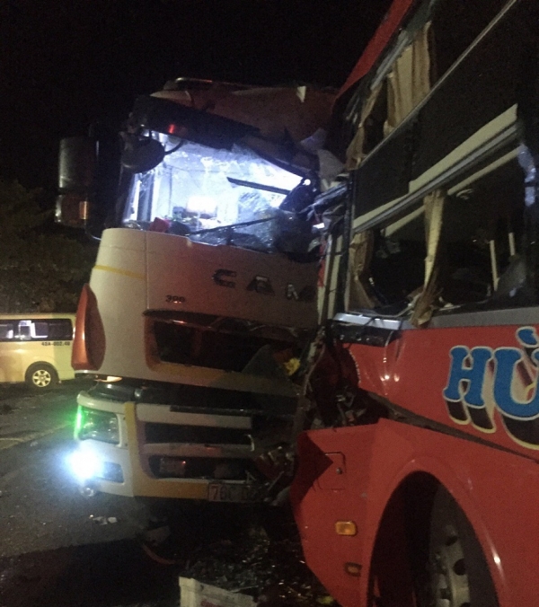 Đ&agrave; Nẵng: H&agrave;ng chục người thương vong v&igrave; t&agrave;i xế mất l&aacute;i khi vượt