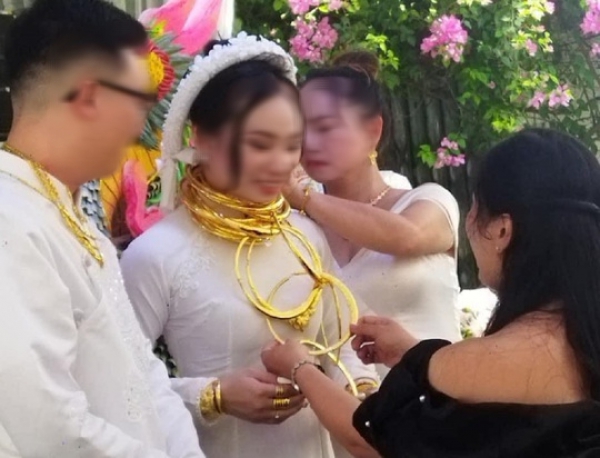 Cô dâu đeo vàng trĩu cổ, nhận 5 tỉ đồng trong ngày lễ nạp tài