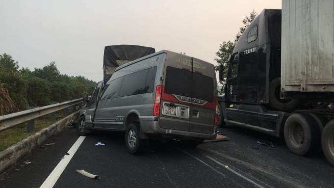 Vụ tai nạn &ocirc; t&ocirc; kinh ho&agrave;ng tr&ecirc;n cao tốc: T&agrave;i xế xe kh&aacute;ch khai g&igrave;?