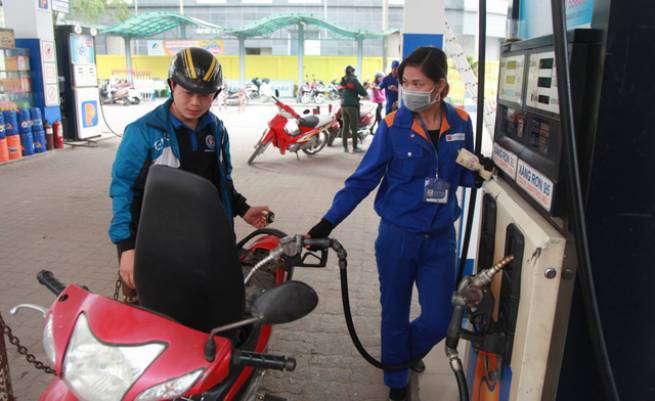 Gi&aacute; xăng giảm mạnh gần 1.000 đồng/l&iacute;t