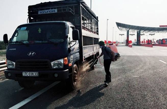 Thủ tướng Nguyễn Xu&acirc;n Ph&uacute;c: Chống dịch phải như chống giặc!