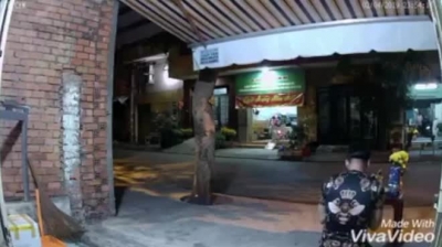 Bi h&agrave;i đang c&uacute;ng giao thừa bị kẻ gian cướp mất g&agrave; ngay tr&ecirc;n m&acirc;m