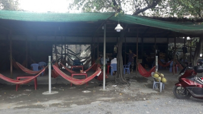 Kiểm tra đột xuất qu&aacute;n ăn "chặt ch&eacute;m" ở Long An