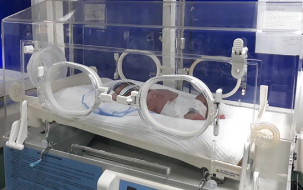 Nữ sinh 17 tuổi sinh con rồi vứt lại trong nh&agrave; vệ sinh