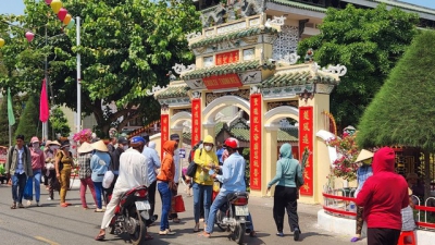 Chỉ trong nửa tháng, Miếu Bà Chúa xứ Núi Sam đón lượng khách khủng