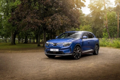 Tỉ ph&uacute; Phạm Nhật Vượng c&ocirc;ng bố dừng dịch vụ taxi bằng xe VinFast VF 8