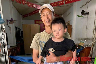 Tìm người thân của bé trai 3 tuổi bị rơi xuống sông