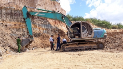 Vụ ph&oacute;ng vi&ecirc;n VTV bị h&agrave;nh hung: Bắt quả tang nh&oacute;m "đất tặc"