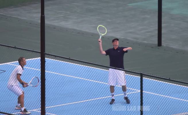 Ch&ugrave;m ảnh: Tỉ ph&uacute; Bill Gates v&agrave; bạn g&aacute;i chơi tennis ở Đ&agrave; Nẵng