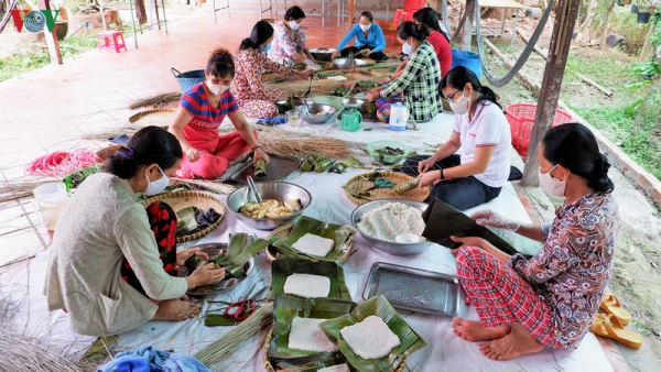Người dân Cần Thơ gói hàng ngàn đòn bánh tét gửi tặng lính biên phòng