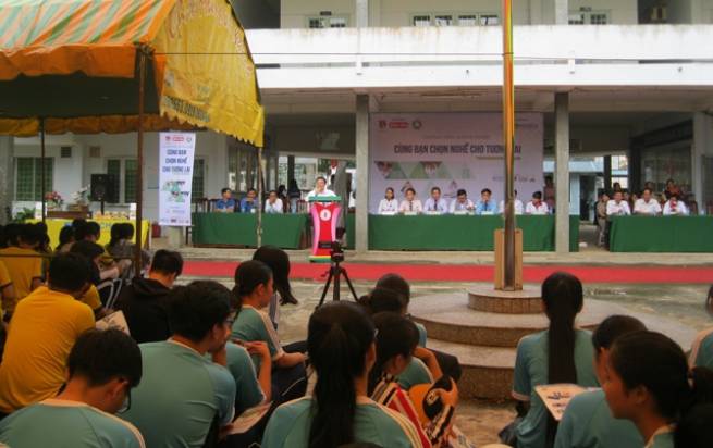 Tập trung c&ocirc;ng t&aacute;c ph&acirc;n luồng học sinh