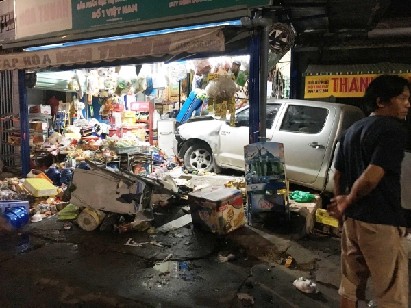 T&agrave;i xế Trung Quốc điều khiển xe lao v&agrave;o nh&agrave; d&acirc;n ở B&igrave;nh Dương, 3 người bị thương