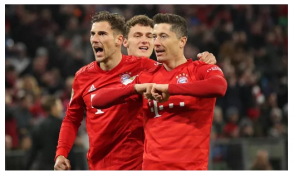 Ph&aacute; n&aacute;t mọi h&agrave;ng thủ Bundesliga, Lewandowski lập si&ecirc;u kỷ lục