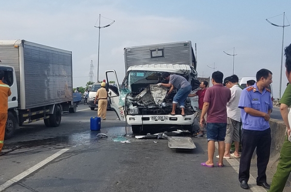 Kinh h&atilde;i xe tải cắm đầu v&agrave;o xe ph&iacute;a trước, cabin tan n&aacute;t, 3 người thương vong