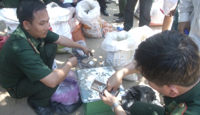 Quảng Ng&atilde;i: Bắt 22 bao tải chứa thuốc nổ v&agrave; h&agrave;ng ng&agrave;n k&iacute;p nổ