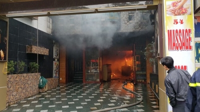 Lửa b&ugrave;ng ph&aacute;t dữ dội tại kh&aacute;ch sạn ở Hải Ph&ograve;ng, một nạn nh&acirc;n tử vong