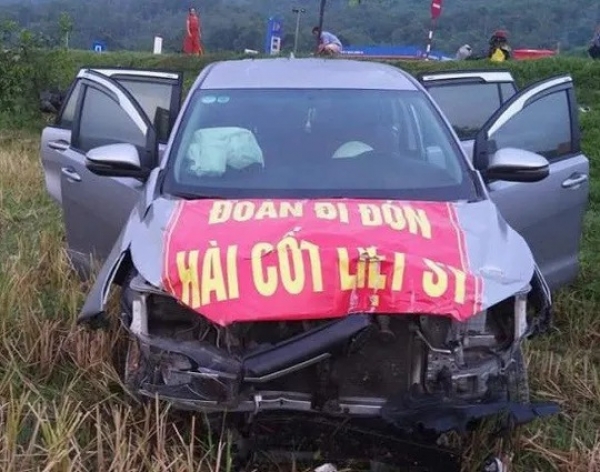 Xe chở h&agrave;i cốt liệt sĩ v&agrave; 6 người đi c&ugrave;ng lao xuống ruộng