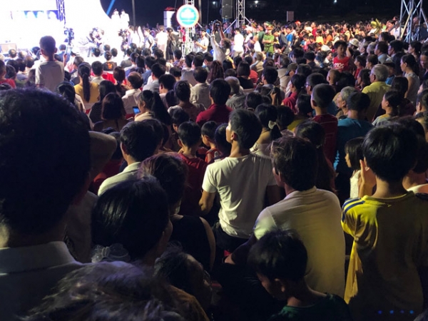 &quot;Biển người&quot; chen nhau xem khai mạc Tuần lễ Văn hóa - Du lịch Lý Sơn