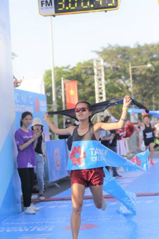 Phạm Thị Hồng Lệ v&ocirc; địch marathon TP HCM 2020