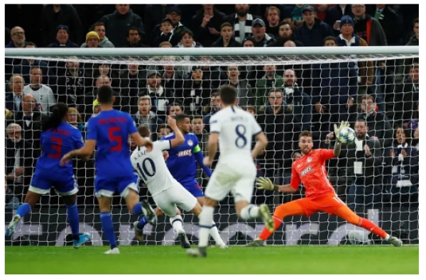 Mourinho tri &acirc;n cậu b&eacute; nhặt b&oacute;ng trong chiến thắng ở Champions League