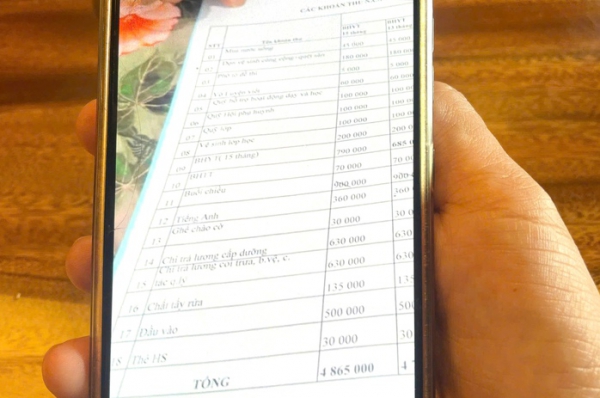 Phụ huynh cho&aacute;ng v&aacute;ng với c&aacute;c khoản thu ở một trường học miền n&uacute;i